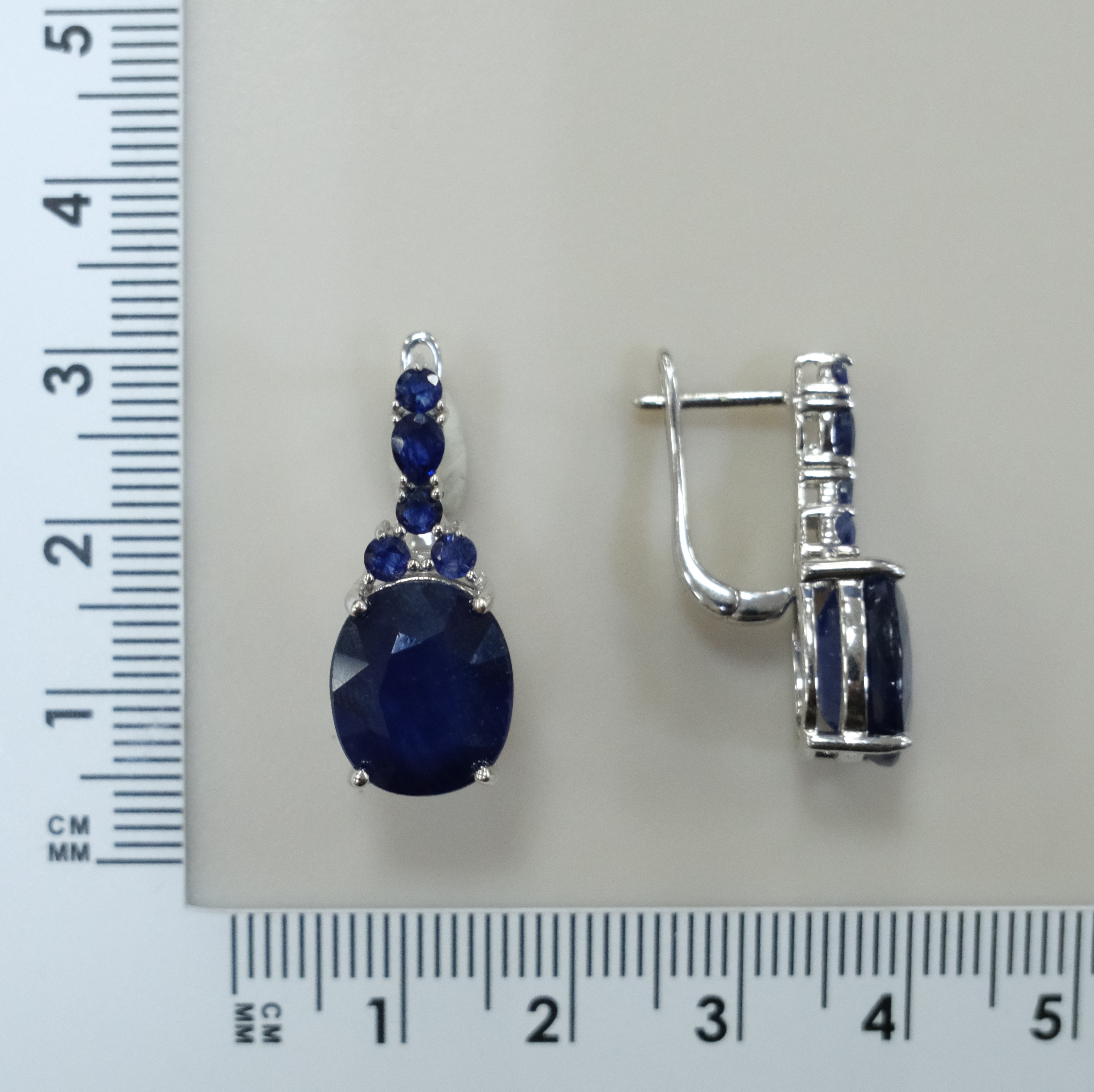 Серебряные серьги с сапфирами
